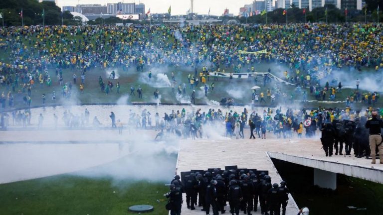 Brasil Rusuh, 1.200 Pendukung Bolsonaro Ditangkap  