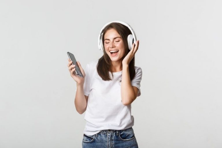 Tak Sekedar Melepas Penat, Ini 6 Manfaat Mendengarkan Musik Bagi Kesehatan