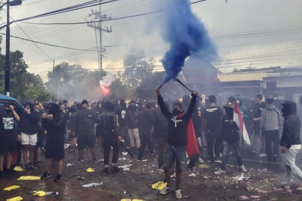 Demo Aremania Rusuh, Massa Rusak Kantor Arema FC