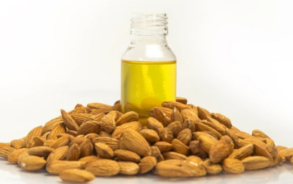 4 Manfaat Minyak Almond, Melembapkan Kulit