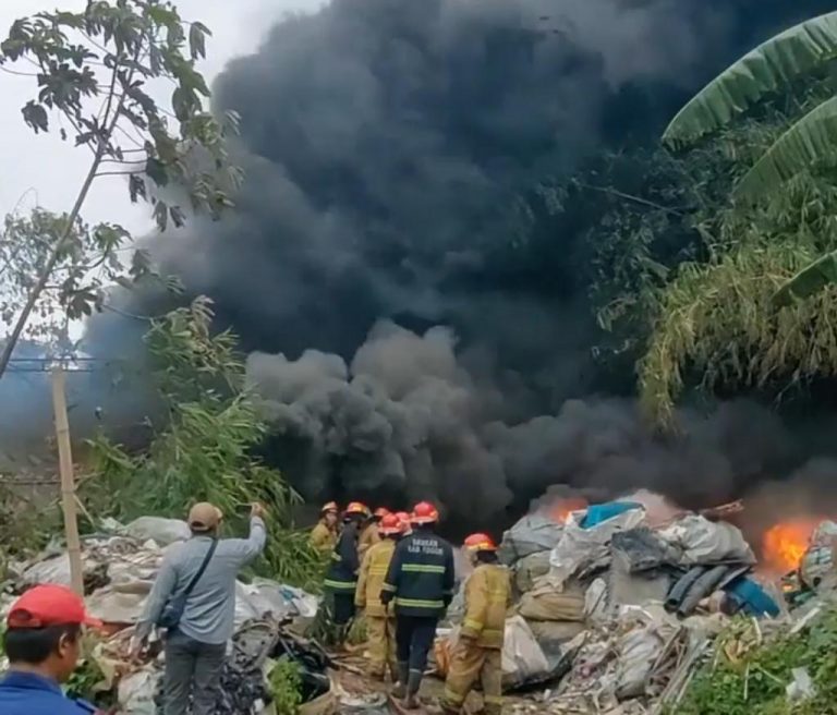 Kebakaran di Kampung Parung Dengdek, Gunung Putri Bogor, Gudang Rongsokan Ludes