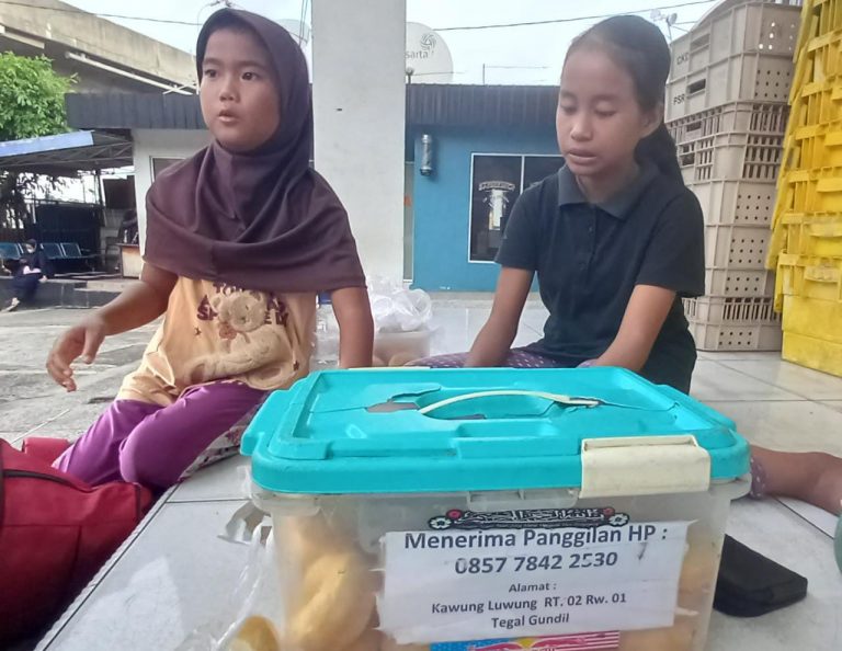 Kisah Inspiratif Adik-Kakak di Kota Bogor: Donat, Cita-cita dan Ibunda