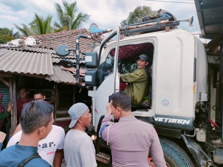 Truk Tronton Tabrak Warkop Hingga Runtuh di Bunar Cigudeg Bogor, Dua Warga Terluka
