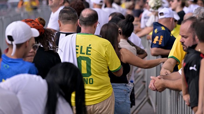 Pele Dimakamkan Hari Ini, Fans Brasil Rela Antre untuk Berikan Penghormatan Terakhir