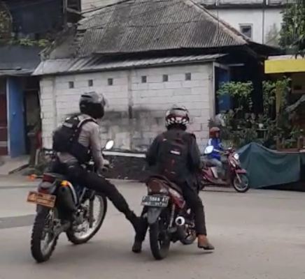 Polisi Penolong, Sabhara Polresta Bogor Kota Bantu Motor Warga Mogok