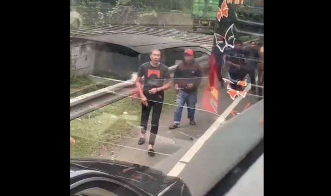 Viral Koboi Jalanan Emosi Langsung Kokang Pistol di Jalan Tol