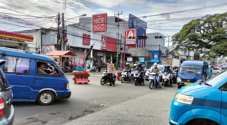 Aipda Topo Gercep Atasi Kemacetan di Simpang Parung Senin Pagi