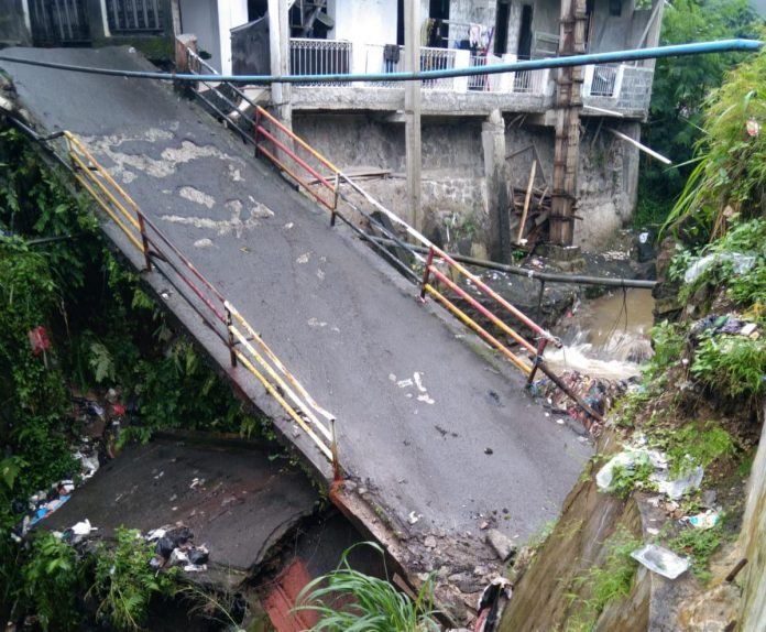 Diguyur Hujan Deras, Jembatan di Muarasari Kota Bogor Ambruk Akses Warga Dialihkan