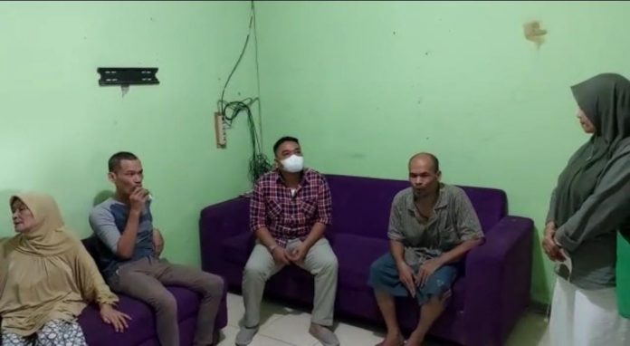 Dinas Sosial Kota Bogor memberikan bantuan sembako kepada kakak beradik yang mengidap disabilitas mental