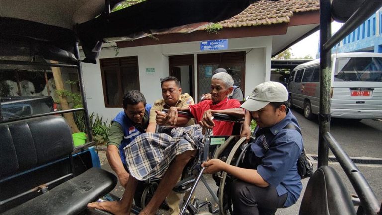 Dinsos Kota Bogor Evakuasi Dua Orang Terlantar, Ada yang Belum Makan 4 Hari
