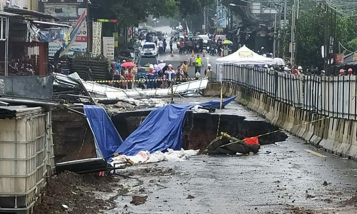 Jembatan Cikereteg Kembali Longsor, Tutup Akses Jalan Bogor – Sukabumi