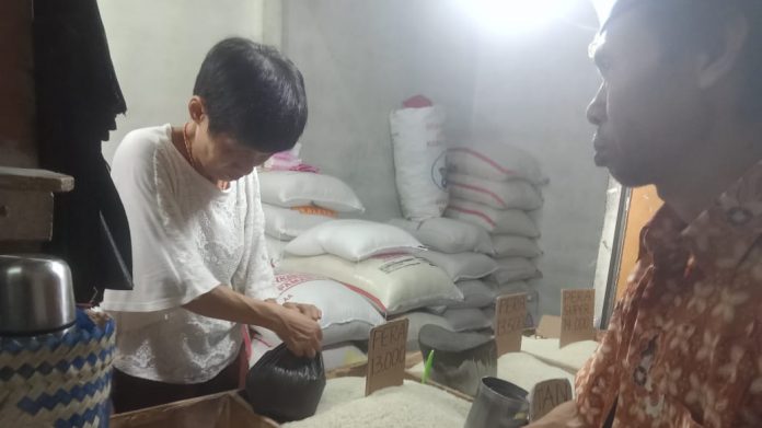 Pedagang beras di Pasar Cibinong menyebut harga sudah naik