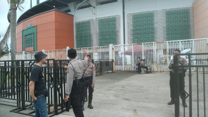 Polisi berjaga di Stadion Pakansari pada laga Persib Bandung vs PSM Makassar