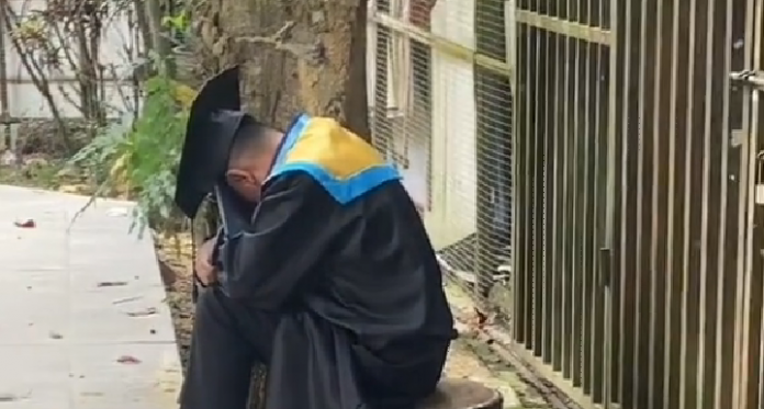 Sedih, Wisudawan Tanpa Didampingi Orang Tua Nangis di Bawah Pohon Viral