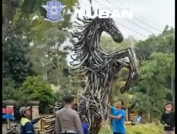 Keren, Knalpot Brong Sitaan Disulap Polisi Jadi Patung Kuda di Tuban Jawa Timur