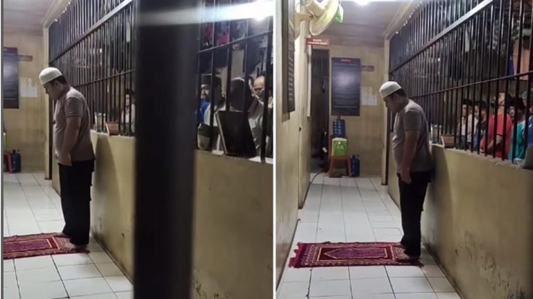 Bripka Deri Indra, anggota Polres Pariaman Kota menjadi imam bagi para tahanan.