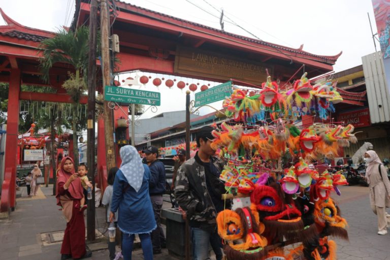 Jelang Festival Cap Go Meh, Pedagang Topeng Barongan Berjejer di Jalan Suryakencana