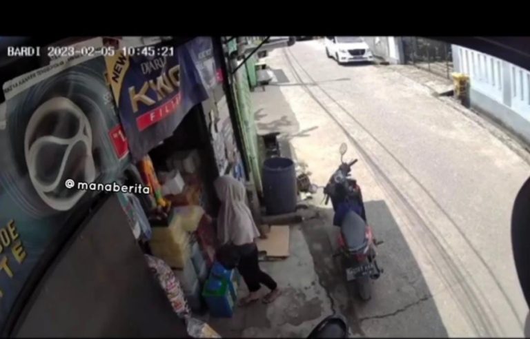 Viral Sepasang Emak-Emak Terekam Kamera CCTV Asyik Mencuri Bihun