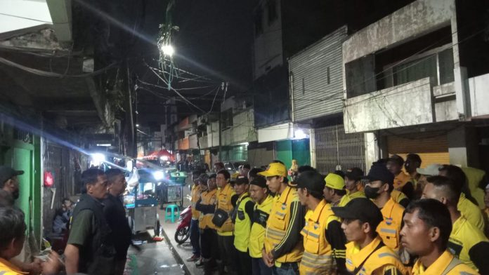 Pasukan kuning membersikan Jalan Suryakencana Kota Bogor