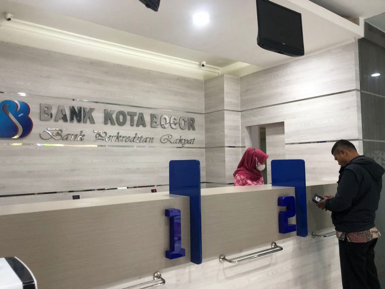 Pandemi Mereda, Bank Kota Bogor Buka Penyekat Kaca Resepsionis