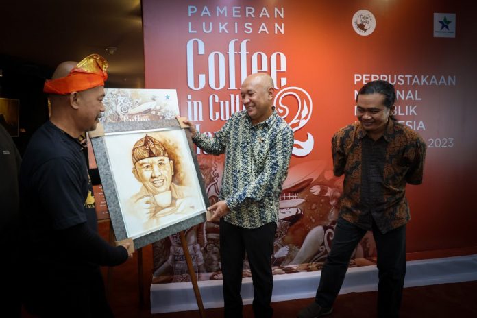 MenKopUKM Teten Masduki hadir di acara Pameran Lukisan