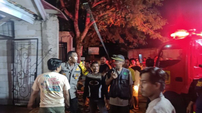 Kebakaran Rumah Warga di Parung, Babinkamtibmas Lakukan Evakuasi