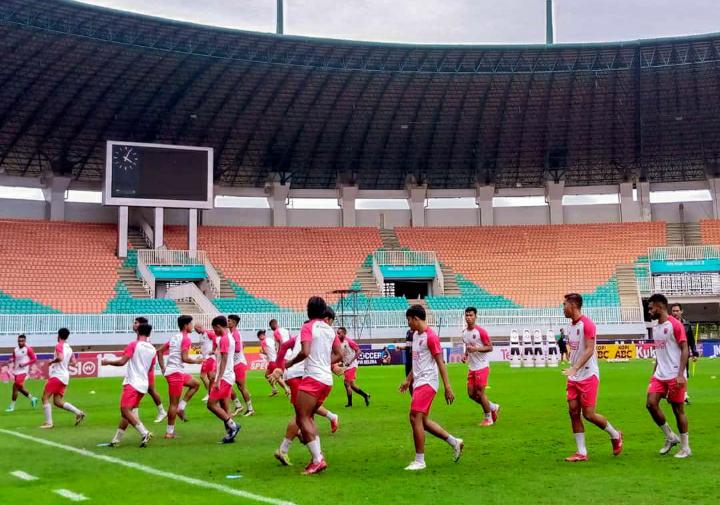 Jelang Laga Kontra Persib Bandung, PSM Makassar Gelar Latihan di Stadion Pakansari