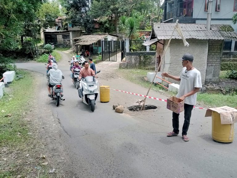 Dewan Minta PUPR Perbaiki Jalan Berlubang di Wilayah Nanggung