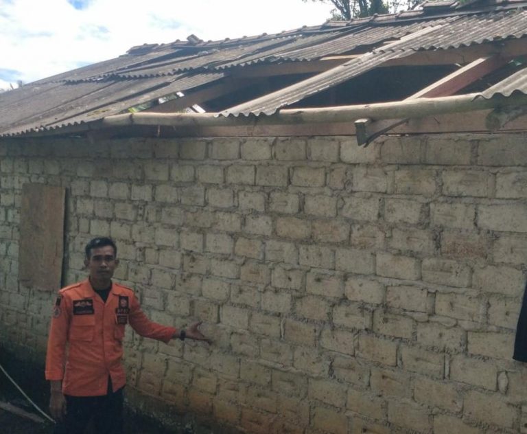 Angin Kencang Melanda, Rumah Warga Desa Nanggung Alami Kerusakan