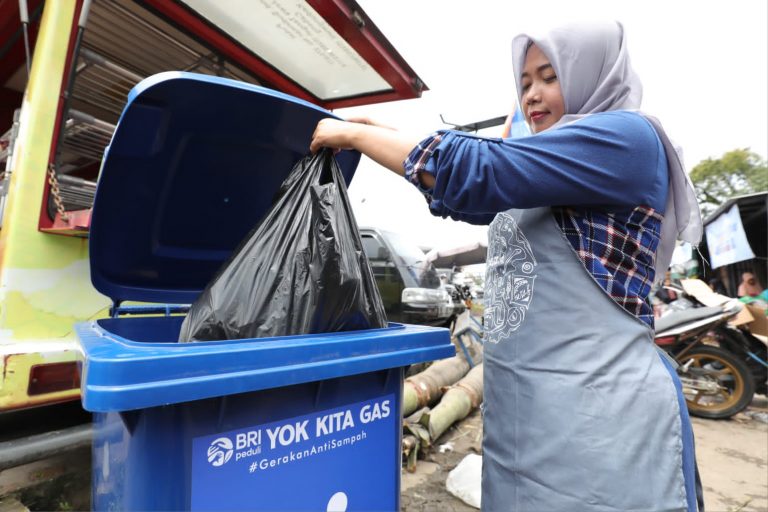 Gerakan Anti Sampah “Yok Kita Gas”: BRI Sasar Pengelolaan Sampah Terpadu di Pasar Kesesi Pekalongan