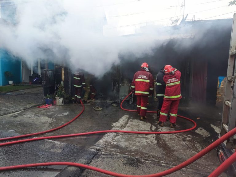 Akibat Puntung Rokok, Bengkel Motor dan Satu Rumah di Cibinong Ludes Terbakar