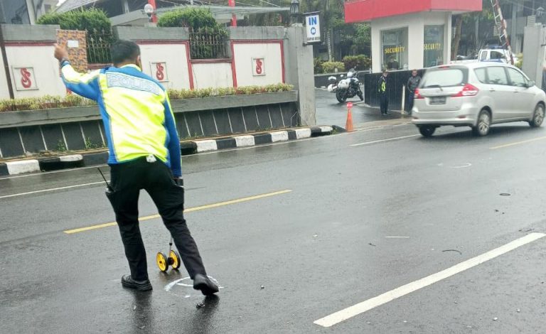 Pengedara Motor Tabrak Truk di Jalan Raya Puncak, Dua Orang Luka Berat