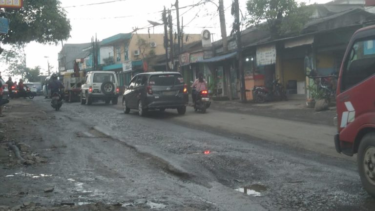 Jalan Raya Narogong Gunung Putri Rusak Parah, Warga Inginkan Perbaikan