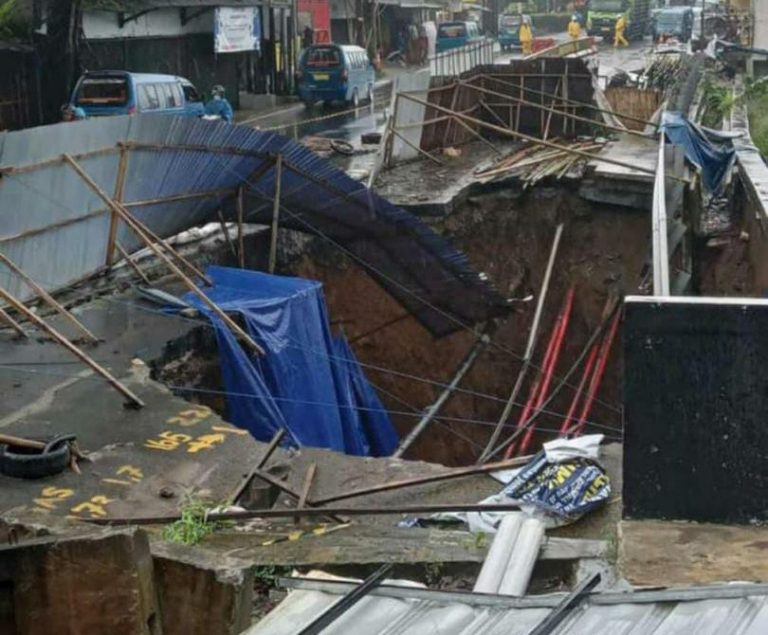 Jembatan Cikereteg Kembali Amblas, Tutup Akses Jalan Bogor – Sukabumi