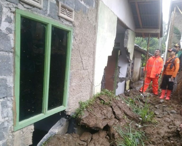 Diguyur Hujan Deras, Sejumlah Rumah di Ciawi Rusak Terdampak Banjir dan Longsor