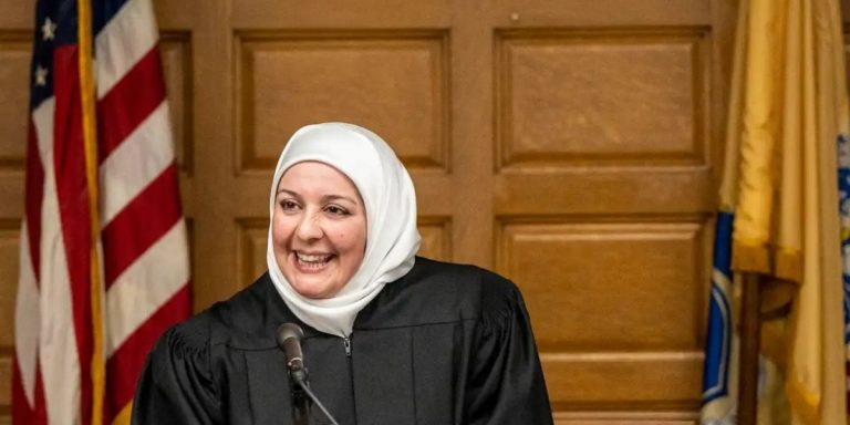 Sosok Nadia Kahf Hakim Pertama di Amerika Serikat yang Memakai Hijab