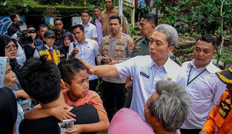 Dedie Rachim Turun ke Lokasi Bencana Longsor di Empang, Pantau Evakuasi Korban