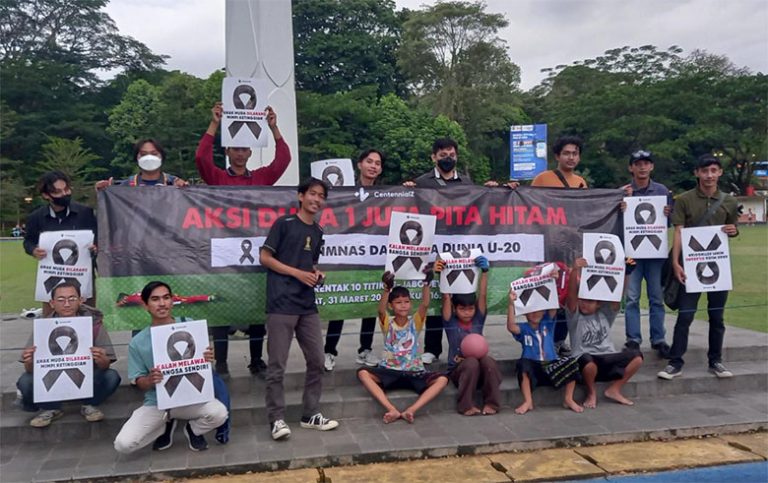 Komunitas CentenialZ Gelar Aksi Duka 1 Juta Pita Hitam di Lapangan Sempur