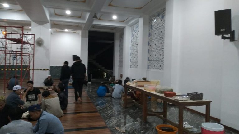Masjid Al Hijri II UIKA Bogor Sediakan Takjil Buka Puasa Selama Ramadan