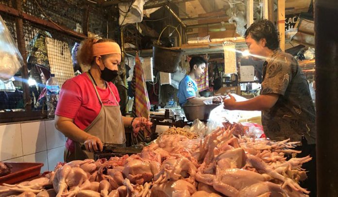 Penjual daging ayam di pasar cibinong - harga daging jelang puasa