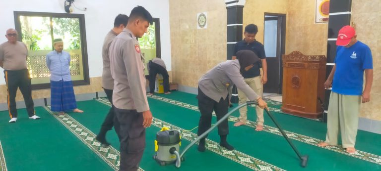 Kapolsek Kemang Bersih-Bersih Masjid dan Beri Sembako untuk Marbot