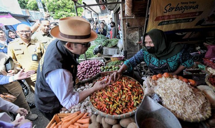 Ridwan Kamil ke pasar cek harga kebutuhan pangan