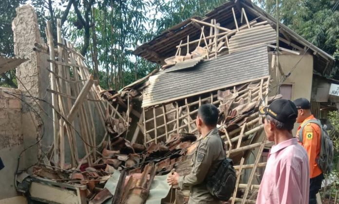 Rumah Warga Rusak Terdampak Angin Kencang di Leuwiliang Bogor