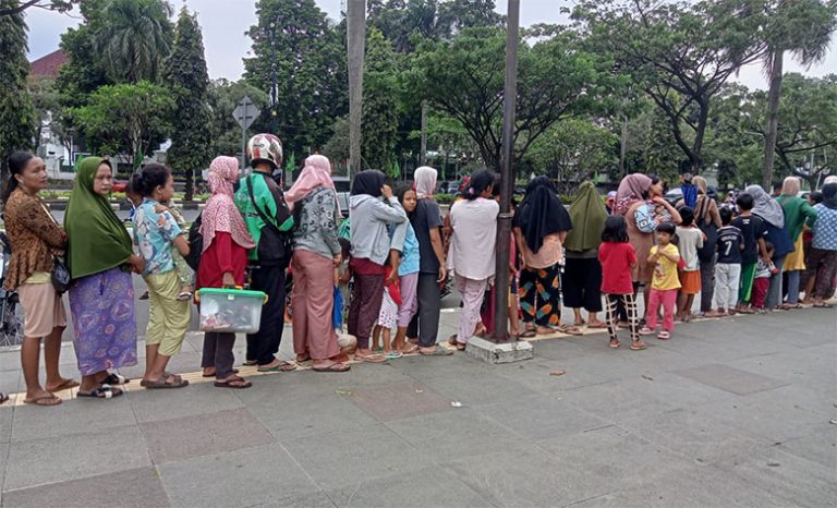 Warga Rela Antre Demi Dapat Takjil Gratis dari Pemkab Bogor