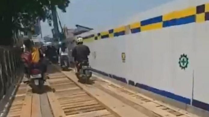 Tergerus Longsor, Jembatan Bailey di Jalur Bogor - Sukabumi Kini Hanya Bisa Dilalui Kendaraan Roda Dua