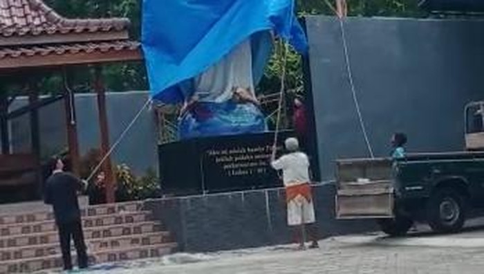 Viral Patung Bunda Maria Ditutup Terpal di Kulon Progo