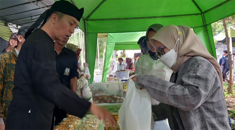 Wakil Wali Kota Bogor Berburu Takjil di Pasar Murah GOR Pajajaran