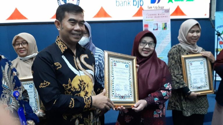 Keren, Rektor UIKA Bogor Dinobatkan Sebagai Tokoh Penggerak Literasi Tingkat Nasional