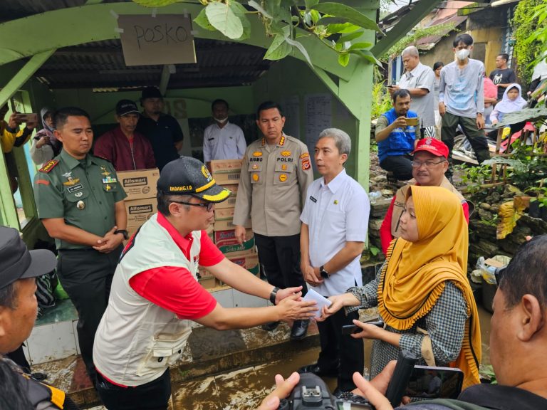 Berikan Bantuan, Wakil Ketua II DPRD Kota Bogor Datangi Lokasi Longsor di Empang