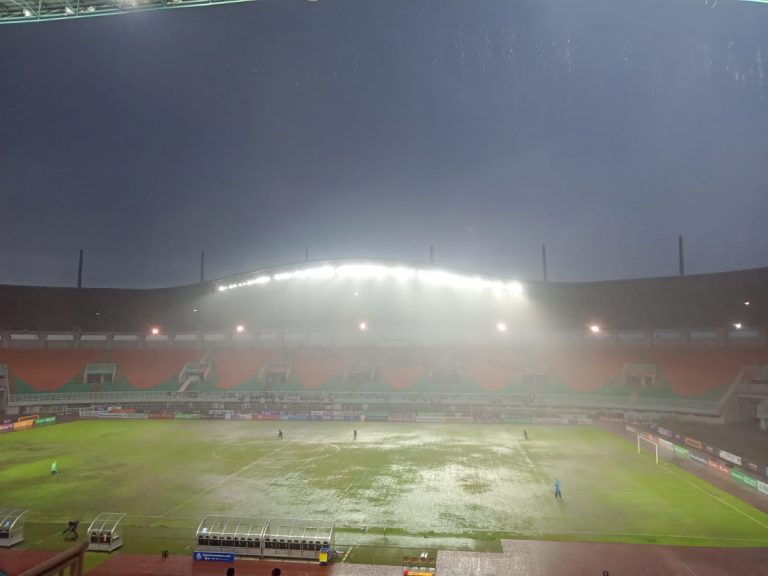 Stadion Pakansari Diguyur Hujan Lebat, Laga Rans Vs Persita Tanggerang Dihentikan